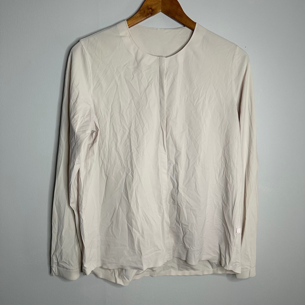 Lululemon Rare Solo Blouse Shirt Women Ivory Hidden Button Pleat Back Athletic